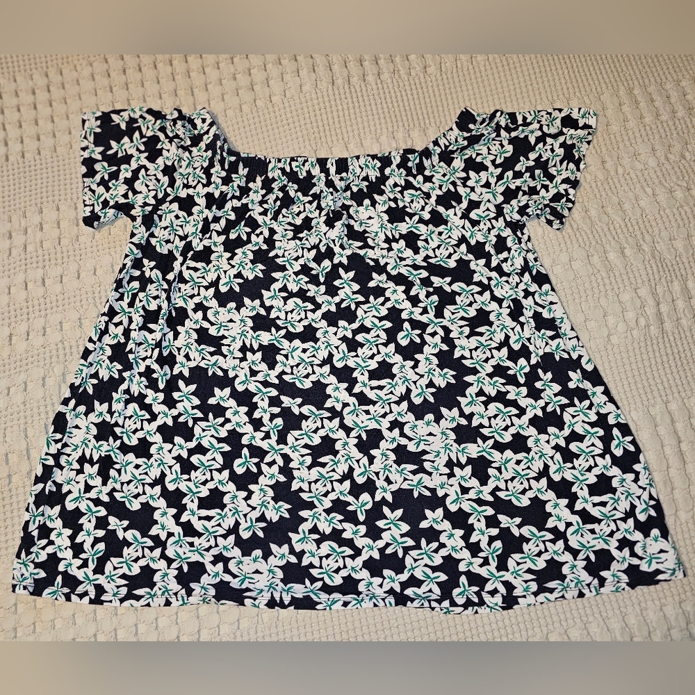 Ladies flowy flower top fits like an XL